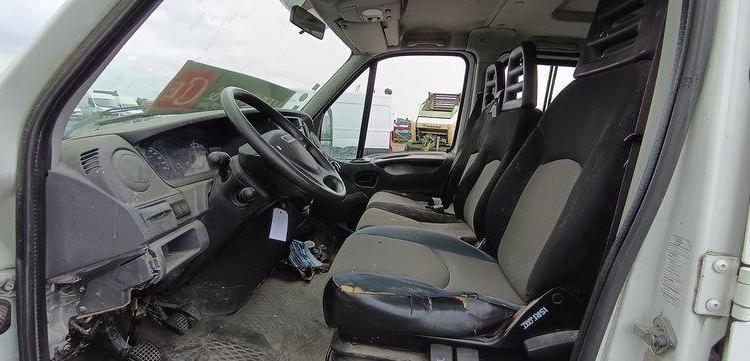 IVECO 35C13 2,3LD DPF 126CV BENNE AVEC COFFRE ACIER DIESEL -167915 KMS – ANNEE 2012 BLANC CM-290-SR