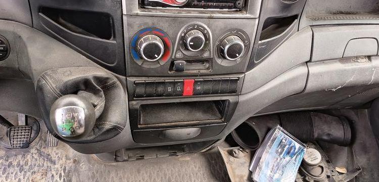 IVECO 35C13 2,3LD DPF 126CV BENNE AVEC COFFRE ACIER DIESEL -167915 KMS – ANNEE 2012 BLANC CM-290-SR