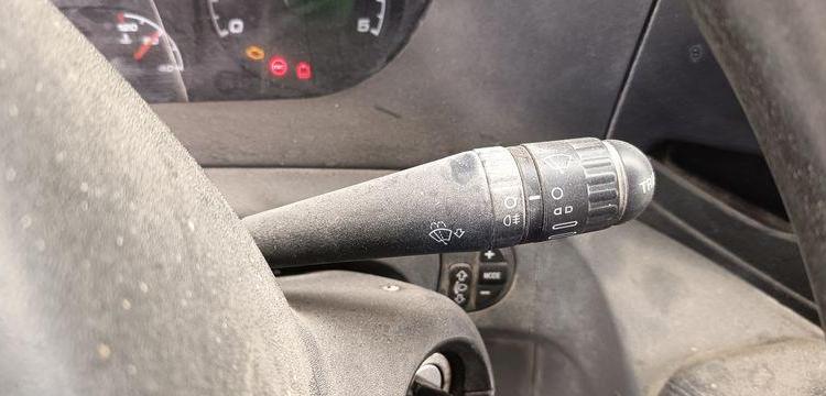 IVECO 35C13 2,3LD DPF 126CV BENNE AVEC COFFRE ACIER DIESEL -167915 KMS – ANNEE 2012 BLANC CM-290-SR
