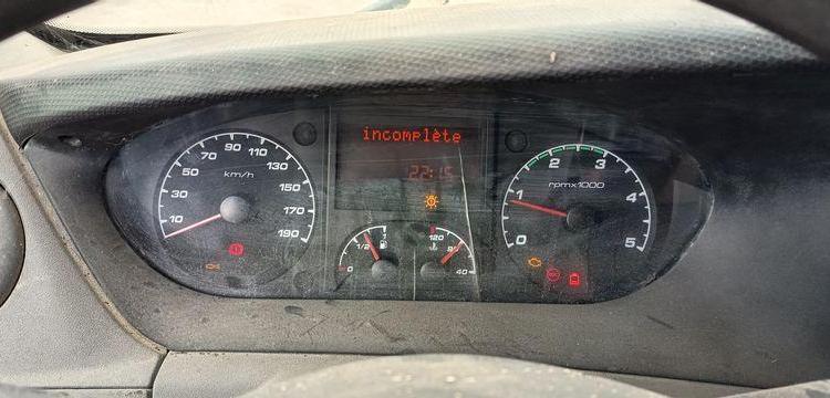 IVECO 35C13 2,3LD DPF 126CV BENNE AVEC COFFRE ACIER DIESEL -167915 KMS – ANNEE 2012 BLANC CM-290-SR