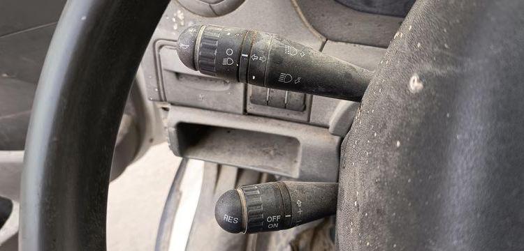 IVECO 35C13 2,3LD DPF 126CV BENNE AVEC COFFRE ACIER DIESEL -167915 KMS – ANNEE 2012 BLANC CM-290-SR