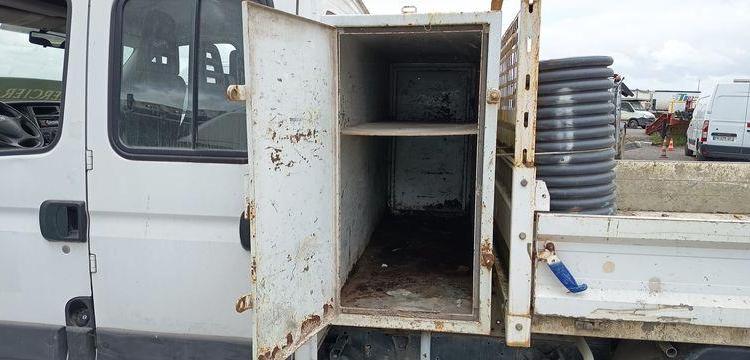 IVECO 35C13 2,3LD DPF 126CV BENNE AVEC COFFRE ACIER DIESEL -167915 KMS – ANNEE 2012 BLANC CM-290-SR