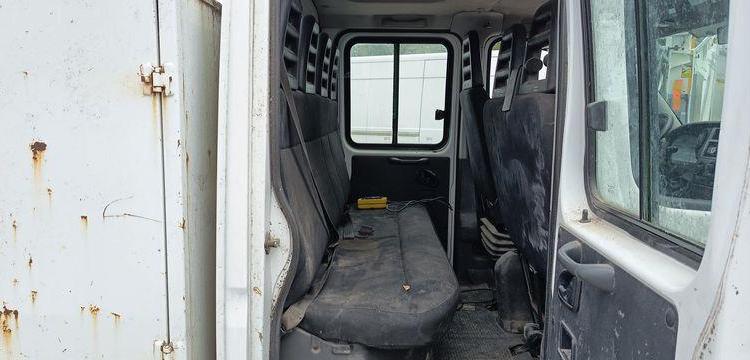 IVECO 35C13 2,3LD DPF 126CV BENNE AVEC COFFRE ACIER DIESEL -167915 KMS – ANNEE 2012 BLANC CM-290-SR