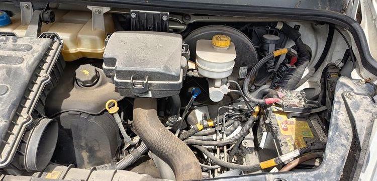 IVECO 35C13 2,3LD DPF 126CV BENNE AVEC COFFRE ACIER DIESEL -167915 KMS – ANNEE 2012 BLANC CM-290-SR