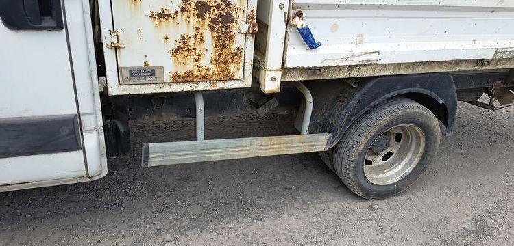 IVECO 35C13 2,3LD DPF 126CV BENNE AVEC COFFRE ACIER DIESEL -167915 KMS – ANNEE 2012 BLANC CM-290-SR