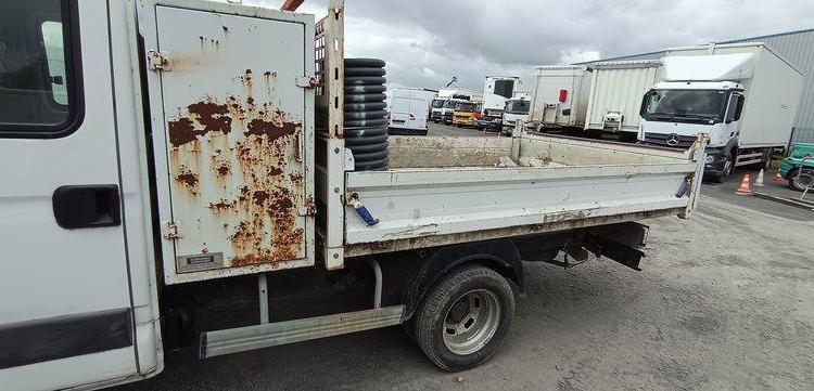 IVECO 35C13 2,3LD DPF 126CV BENNE AVEC COFFRE ACIER DIESEL -167915 KMS – ANNEE 2012 BLANC CM-290-SR