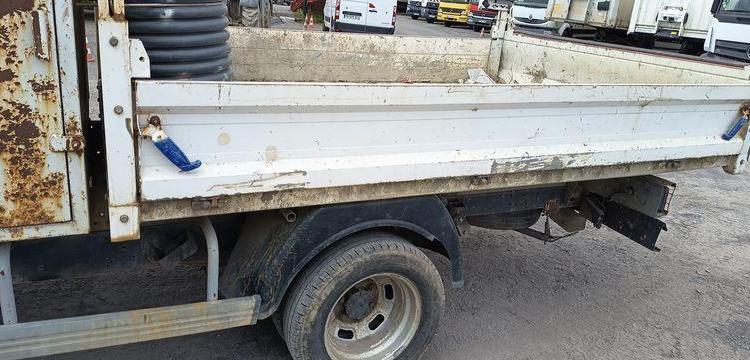 IVECO 35C13 2,3LD DPF 126CV BENNE AVEC COFFRE ACIER DIESEL -167915 KMS – ANNEE 2012 BLANC CM-290-SR