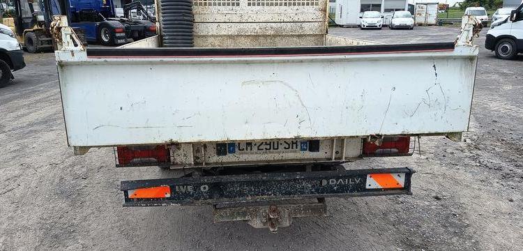 IVECO 35C13 2,3LD DPF 126CV BENNE AVEC COFFRE ACIER DIESEL -167915 KMS – ANNEE 2012 BLANC CM-290-SR
