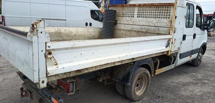 IVECO 35C13 2,3LD DPF 126CV BENNE AVEC COFFRE ACIER DIESEL -167915 KMS – ANNEE 2012 BLANC CM-290-SR