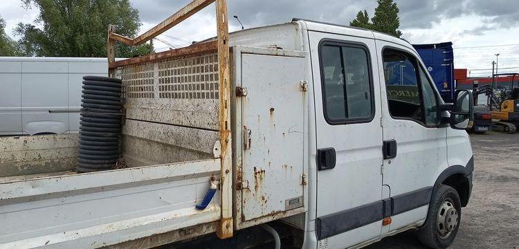 IVECO 35C13 2,3LD DPF 126CV BENNE AVEC COFFRE ACIER DIESEL -167915 KMS – ANNEE 2012 BLANC CM-290-SR
