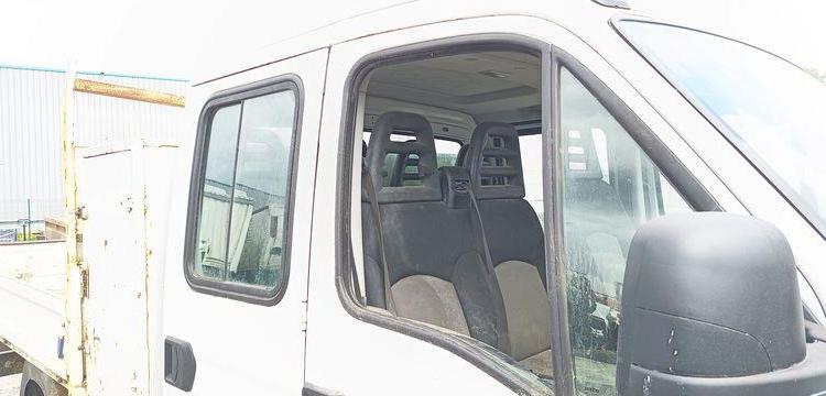 IVECO 35C13 2,3LD DPF 126CV BENNE AVEC COFFRE ACIER DIESEL -167915 KMS – ANNEE 2012 BLANC CM-290-SR
