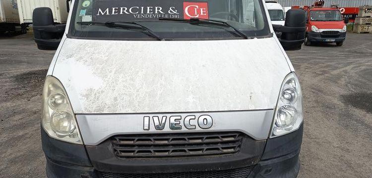 IVECO 35C13 2,3LD DPF 126CV BENNE AVEC COFFRE ACIER DIESEL -167915 KMS – ANNEE 2012 BLANC CM-290-SR