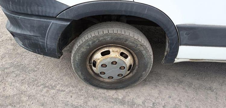 IVECO 35C13 2,3LD DPF 126CV BENNE AVEC COFFRE ACIER DIESEL -167915 KMS – ANNEE 2012 BLANC CM-290-SR