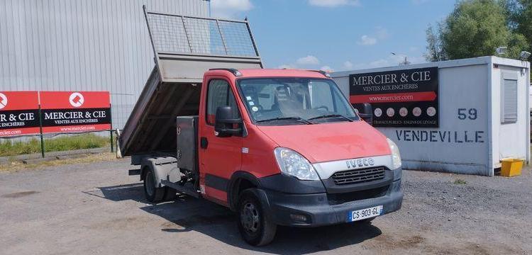 IVECO 35C13 BENNE AVEC COFFRE ACIER DIESEL – 207660 KMS – ANNEE 2013 ROUGE CS-903-GL
