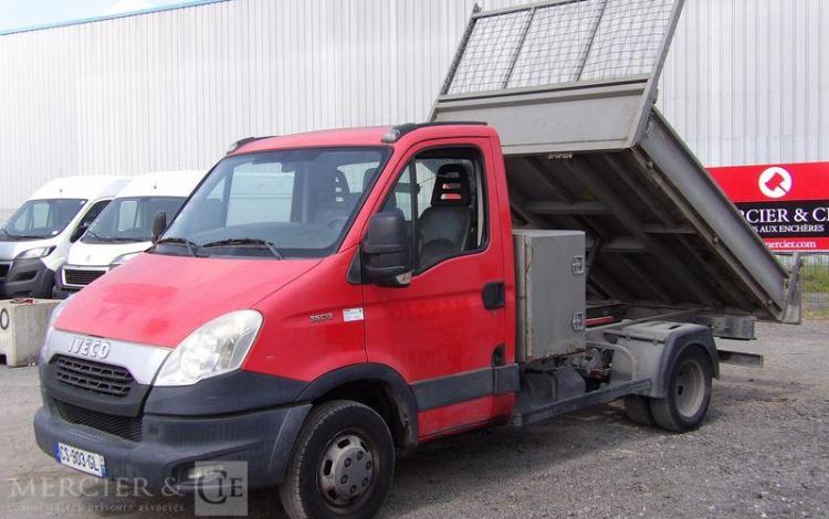 IVECO 35C13 BENNE AVEC COFFRE ACIER DIESEL – 207660 KMS – ANNEE 2013 ROUGE CS-903-GL