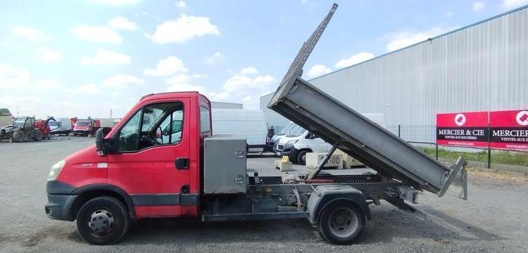 IVECO 35C13 BENNE AVEC COFFRE ACIER DIESEL – 207660 KMS – ANNEE 2013 ROUGE CS-903-GL