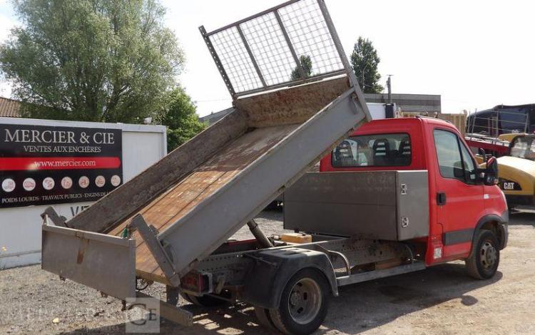 IVECO 35C13 BENNE AVEC COFFRE ACIER DIESEL – 207660 KMS – ANNEE 2013 ROUGE CS-903-GL