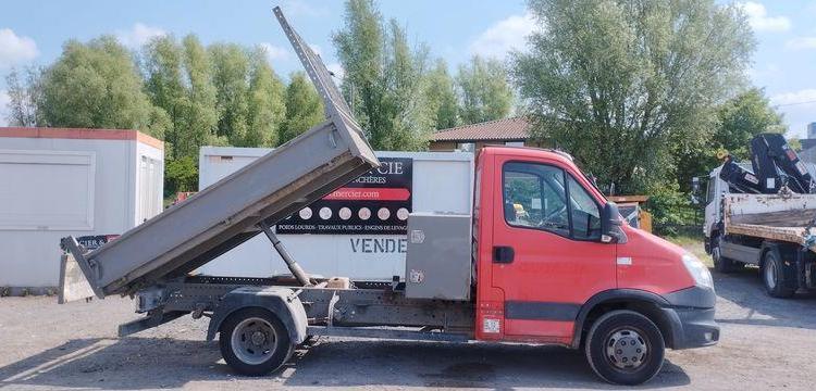 IVECO 35C13 BENNE AVEC COFFRE ACIER DIESEL – 207660 KMS – ANNEE 2013 ROUGE CS-903-GL