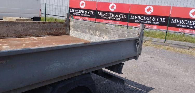 IVECO 35C13 BENNE AVEC COFFRE ACIER DIESEL – 207660 KMS – ANNEE 2013 ROUGE CS-903-GL
