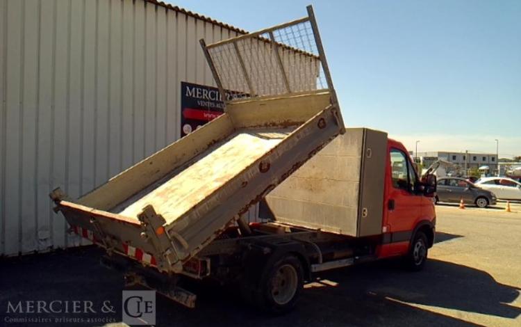IVECO 35C13 BENNE SIMPLE CABINE COFFRE ROUGE CV-725-TN