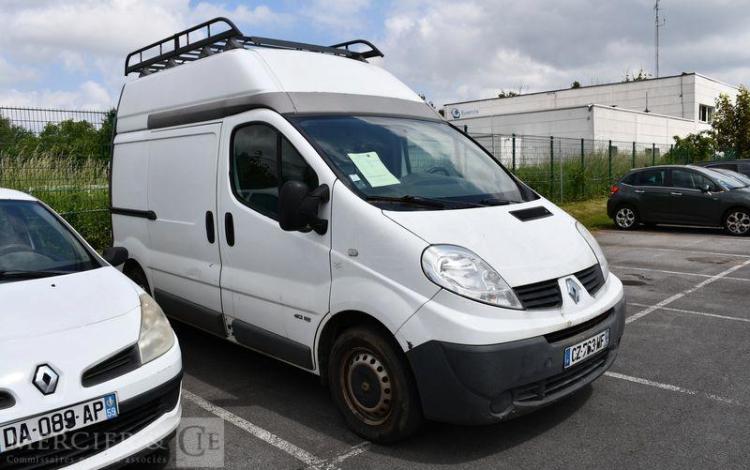 RENAULT TRAFIC POUR PIECES SANS CARTE GRISE BLANC CZ-763-WF