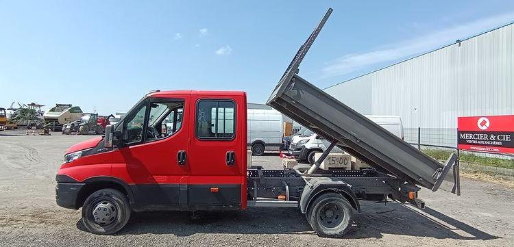 IVECO 35C13 DOUBLE CABINE AVEC BENNE JPM – DIESEL – 97141 KMS – ANNEE 2015 ROUGE DV-835-LQ