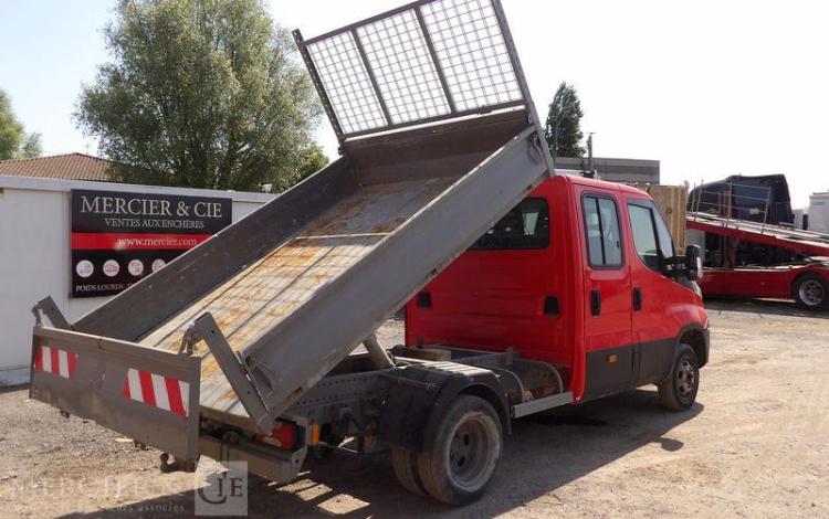 IVECO 35C13 DOUBLE CABINE AVEC BENNE JPM – DIESEL – 97141 KMS – ANNEE 2015 ROUGE DV-835-LQ