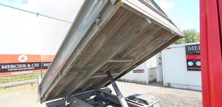 IVECO 35C13 DOUBLE CABINE AVEC BENNE JPM – DIESEL – 97141 KMS – ANNEE 2015 ROUGE DV-835-LQ