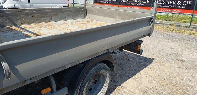 IVECO 35C13 DOUBLE CABINE AVEC BENNE JPM – DIESEL – 97141 KMS – ANNEE 2015 ROUGE DV-835-LQ
