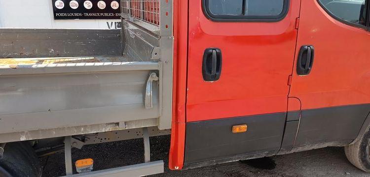 IVECO 35C13 DOUBLE CABINE AVEC BENNE JPM – DIESEL – 97141 KMS – ANNEE 2015 ROUGE DV-835-LQ