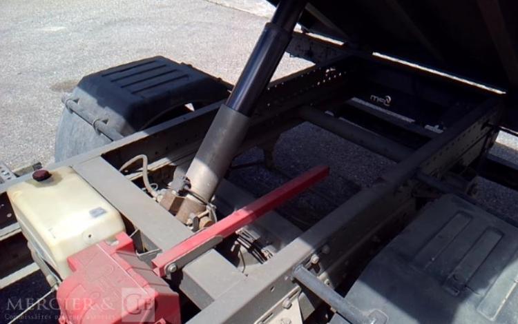 IVECO 35-130 BENNE SIMPLE CABINE COFFRE ROUGE DX-902-QN