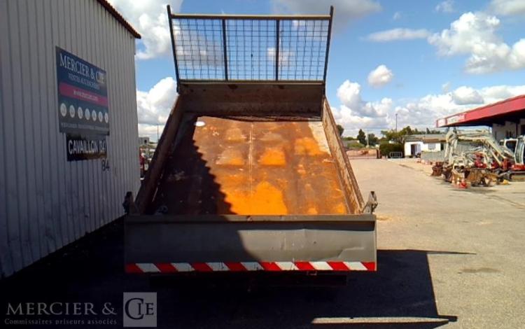 IVECO 35-130 BENNE SIMPLE CABINE COFFRE ROUGE DY-406-WM