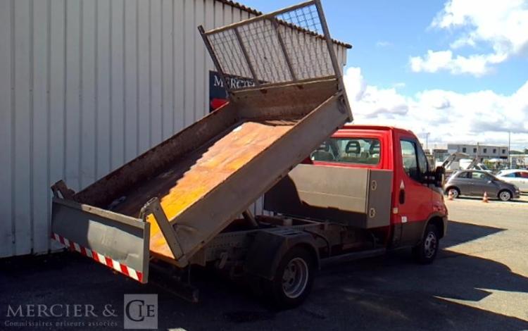 IVECO 35-130 BENNE SIMPLE CABINE COFFRE ROUGE DY-406-WM