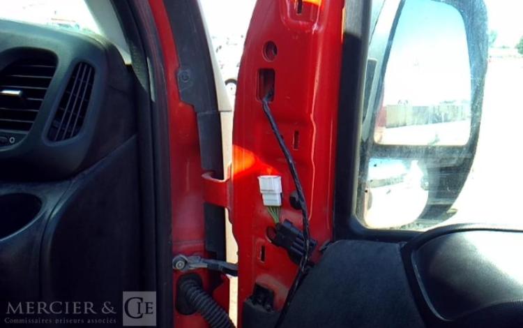 IVECO 35-130 BENNE SIMPLE CABINE COFFRE ROUGE DY-406-WM