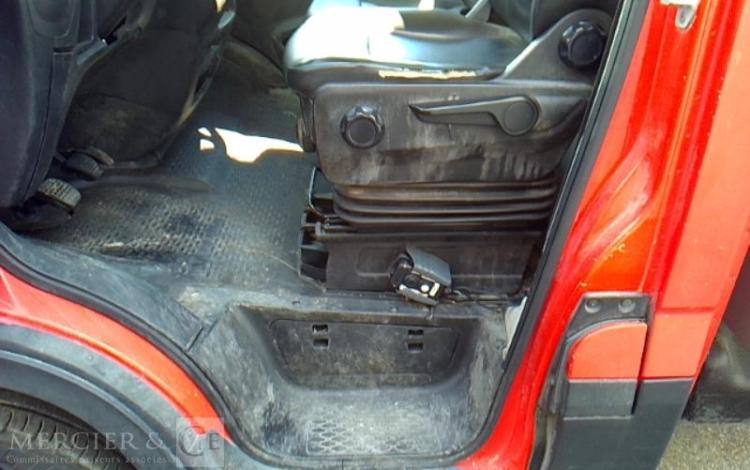 IVECO 35-130 BENNE SIMPLE CABINE COFFRE ROUGE DY-406-WM