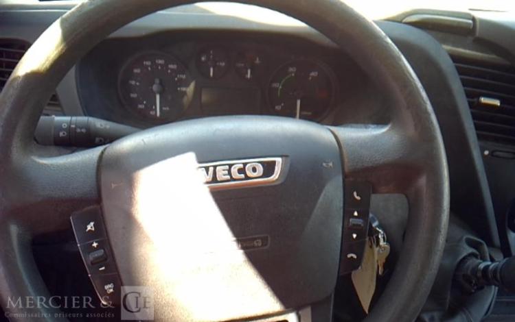 IVECO 35-130 BENNE SIMPLE CABINE COFFRE ROUGE DY-406-WM