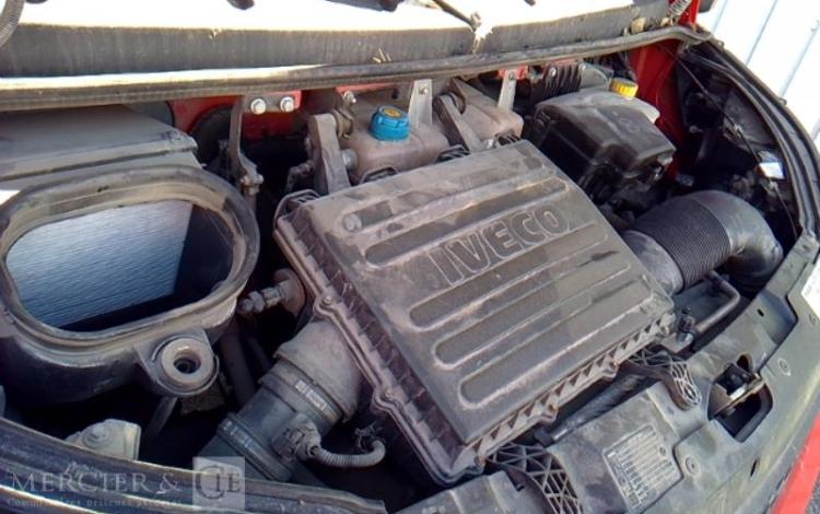 IVECO 35-130 BENNE SIMPLE CABINE COFFRE ROUGE DY-406-WM