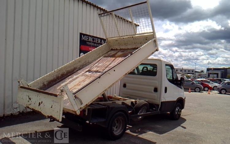 IVECO 35-130 BENNE SIMPLE CABINE BLANC EA-310-CQ