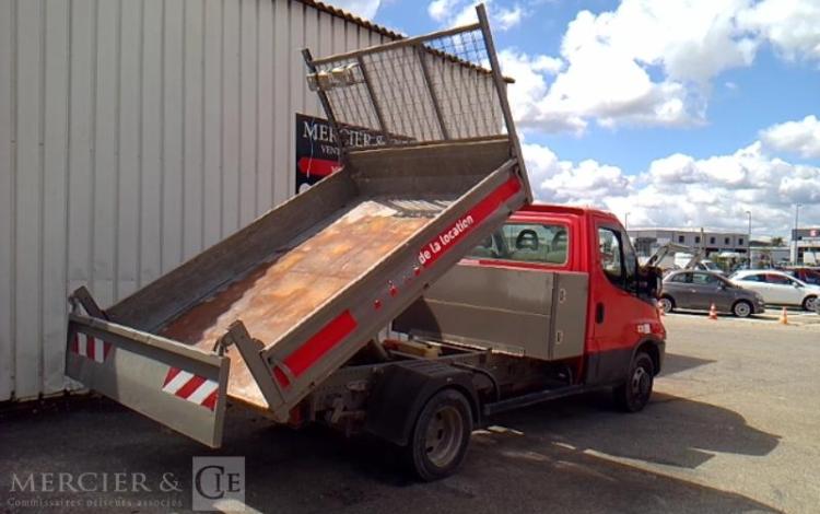 IVECO 35-130 BENNE SIMPLE CABINE COFFRE ROUGE EE-327-CS