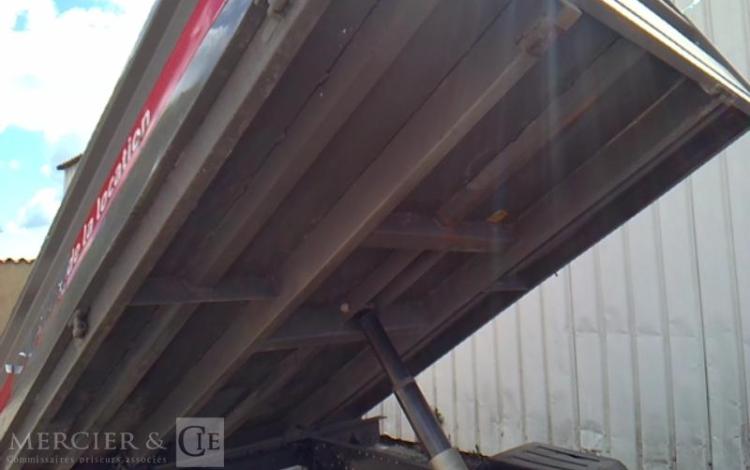 IVECO 35-130 BENNE SIMPLE CABINE COFFRE ROUGE EE-327-CS