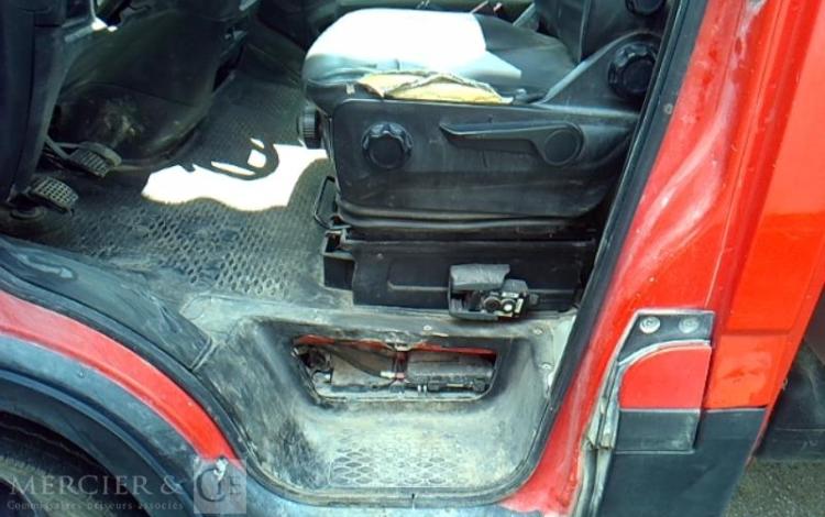 IVECO 35-130 BENNE SIMPLE CABINE COFFRE ROUGE EE-327-CS
