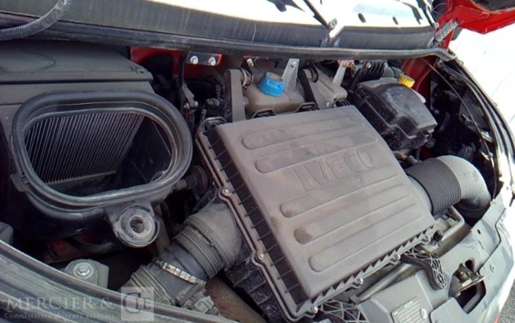 IVECO 35-130 BENNE SIMPLE CABINE COFFRE ROUGE EE-327-CS