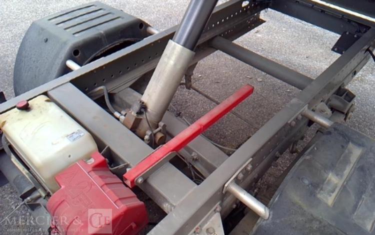 IVECO 35-130 BENNE SIMPLE CABINE COFFRE ROUGE EE-327-CS