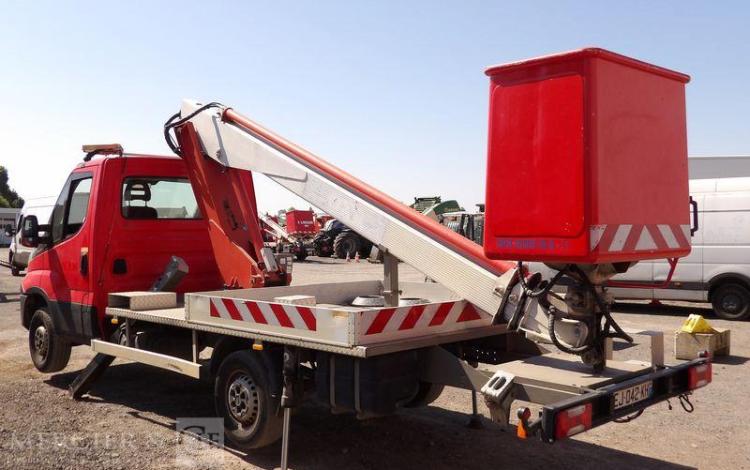 IVECO DAILY AVEC NACELLE MULTITEL 160ALU 16M – DIESEL – 2524 HEURES – 69353 KMS ROUGE EJ-042-KH