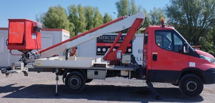 IVECO DAILY AVEC NACELLE MULTITEL 160ALU 16M – DIESEL – 2524 HEURES – 69353 KMS ROUGE EJ-042-KH