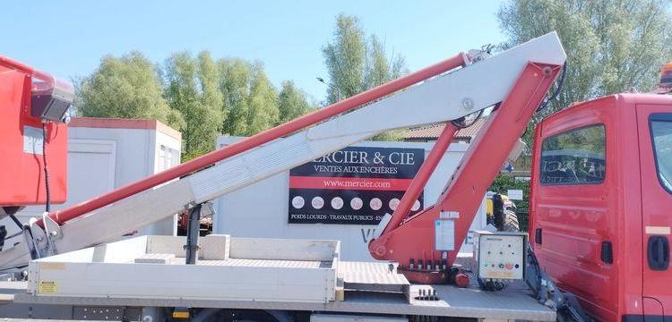 IVECO DAILY AVEC NACELLE MULTITEL 160ALU 16M – DIESEL – 2524 HEURES – 69353 KMS ROUGE EJ-042-KH