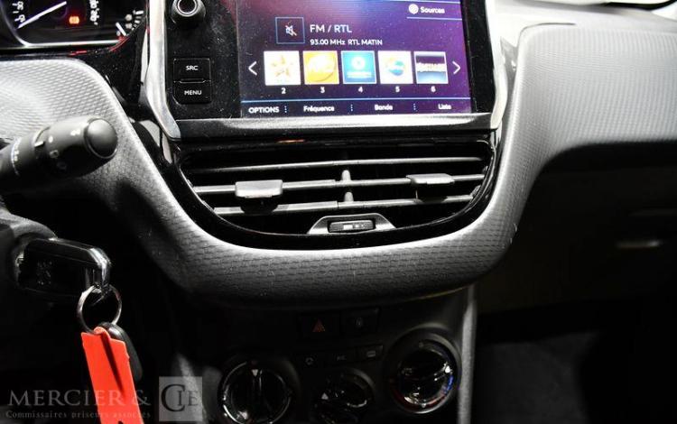 PEUGEOT 2008 1,2 PURE TECH 110 STYLE S&S NOIR EM-563-YR