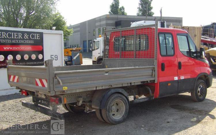 IVECO 35C120 BENNE DOUBLE CABINE – DIESEL – 72234 KMS – ANNEE 2018 ROUGE EX-297-YF