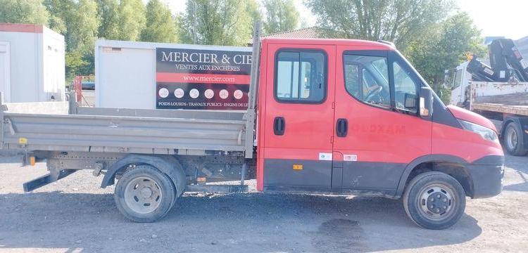 IVECO 35C120 BENNE DOUBLE CABINE – DIESEL – 72234 KMS – ANNEE 2018 ROUGE EX-297-YF