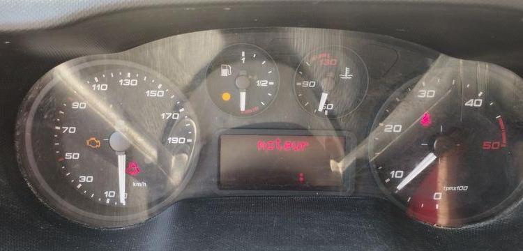 IVECO 35C120 BENNE DOUBLE CABINE – DIESEL – 72234 KMS – ANNEE 2018 ROUGE EX-297-YF